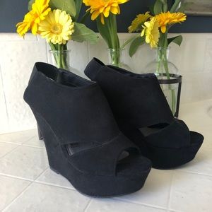Black wedges